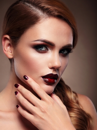 Los mejores colores de uñas para chicas con piel bronceada