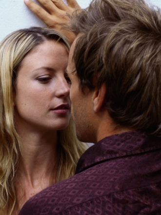 La verdad de 'un clavo saca otro clavo' en el amor