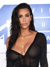 Así se consigue el sencillo pelo de playa de Kim Kardashian