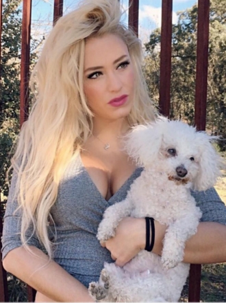 Perros de famosos: los Bichón Frisé de la periodista Laura Gadea