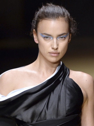 Maquillaje azul extremo: potencia tus ojos como Irina Shayk