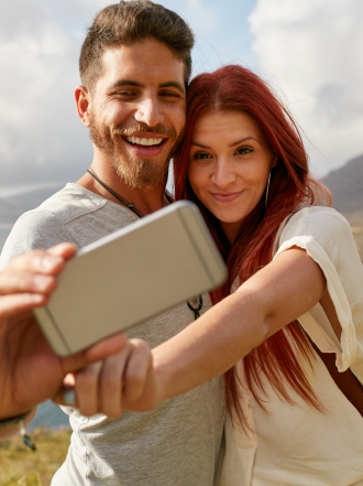 Las parejas más felices son las que menos aparecen en las redes sociales