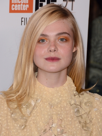 Maquila tus ojos en tonos naranjas como Elle Fanning