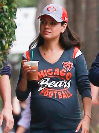 Estilo en el embarazo: copia los looks cómodos de Mila Kunis