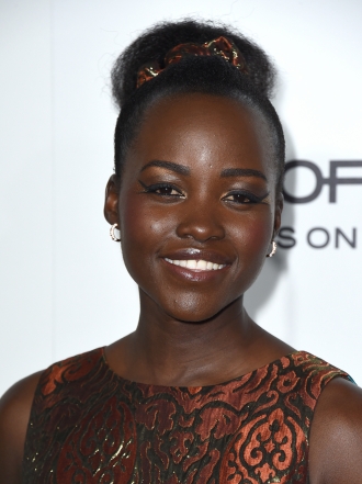 Copia el maquillaje de doble eyeliner de Lupita Nyong'o