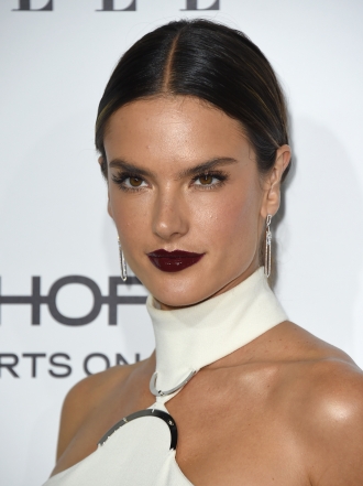 Prolonga el color de tu gloss como Alessandra Ambrosio