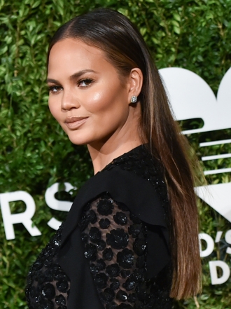 Dale brillo a tu cara con el make up dorado de Chrissy Teigen