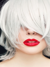 Todo lo que debes saber de las canas en el pelo