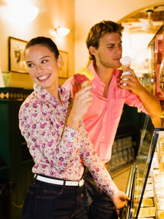 10 razones para empezar a salir con un chico más joven que tú