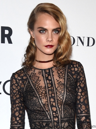 Copia el romántico peinado de Cara Delevingne de forma fácil