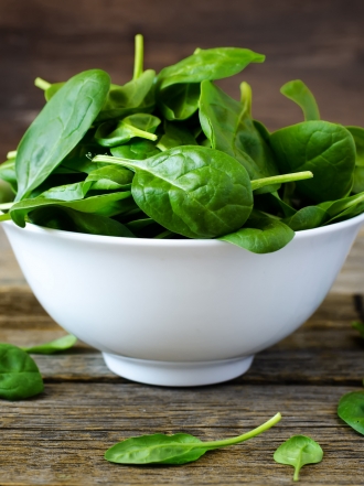 5 alimentos que ayudan a no sentirte hinchada en la menopausia