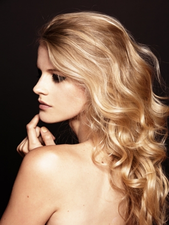 Pros y contras de la camomila en el pelo para rubias