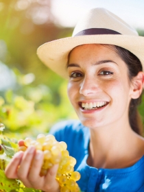 El significado de soñar con comer uvas: momentos de prosperidad