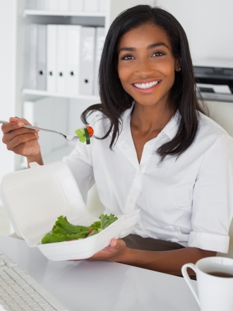 5 cosas que debes evitar si comes en el trabajo