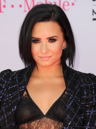 Cómo presumir de pecas con el maquillaje de Demi Lovato