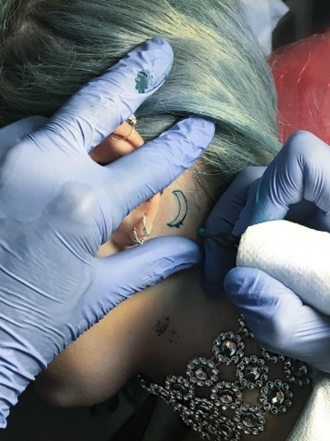 5 ideas de tatuajes fabulosos y bonitos para detrás de la oreja