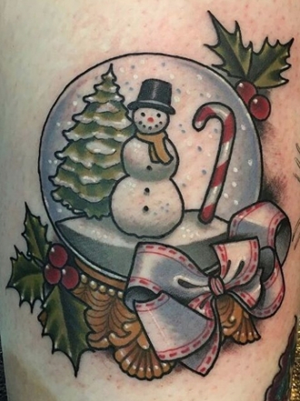 Ideas de tatuajes de Navidad para celebrar tu lado más navideño