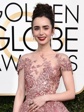 Globos de Oro 2017: copia el moño alto trenzado de Lily Collins