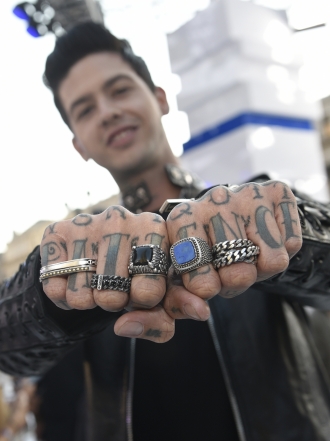 4 tatuajes para hombres en los dedos de las manos