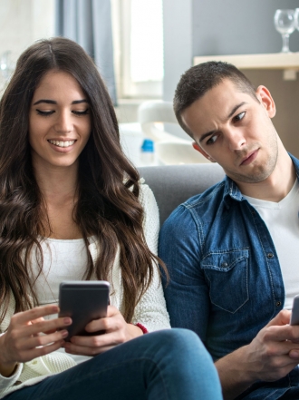 Por qué no debes consentir que tu pareja te espíe el móvil