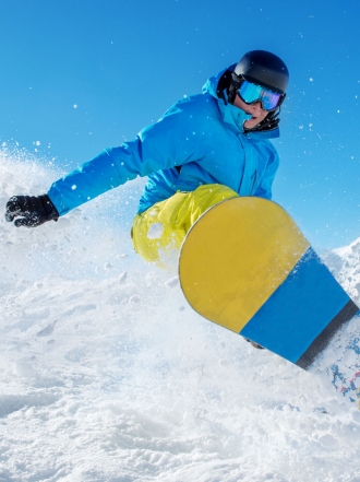 Soñar con hacer snowboard