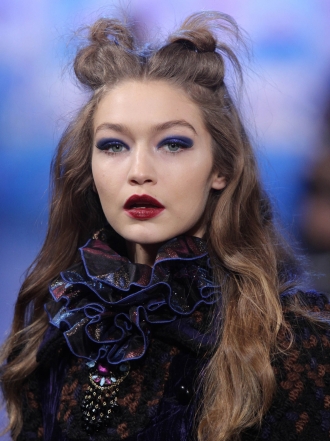 Inspírate en los moñitos de Gigi Hadid para un peinado divertido