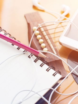 Soñar con escribir canciones: cántale a la vida