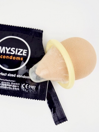 Maquillaje con preservativo, la última tendencia cosmética