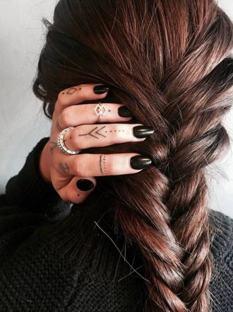 Tatuajes para los dedos con mucho mensaje en tu piel