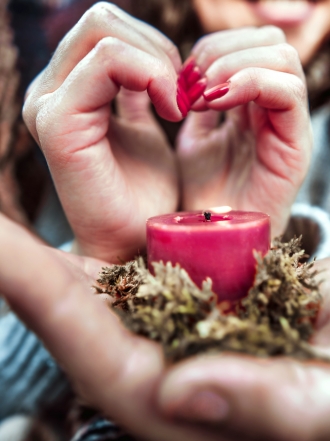 Por qué no debes juzgar a alguien que haga rituales de amor