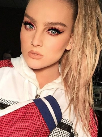 Arriesga con un eyeliner rojo a lo Perrie Edwards en make up
