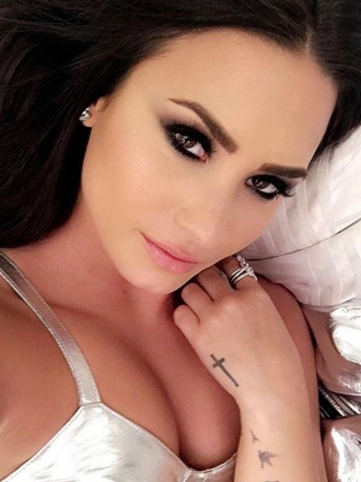 Haz tus ojos más grandes con el maquillaje de Demi Lovato