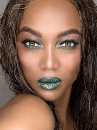 Luce como una estrella con el maquillaje verde de Tyra Banks