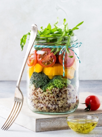 Dieta sana: cómo hacer una ensalada en una jarra