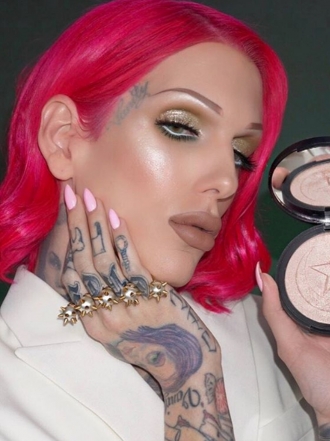 Cómo aplicar iluminador para conseguir el look de Jeffrey Star