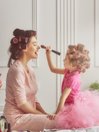 Soñar con volver a ser madre: tus sueños te obligan a replantearte tu vida