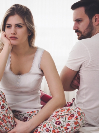 El significado de soñar que tu pareja sale del armario