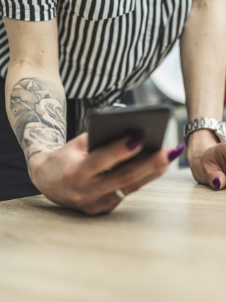 Por qué un tatuaje puede volverse verde con el paso del tiempo