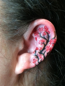 Así es la moda de tatuarse en los bordes de las orejas