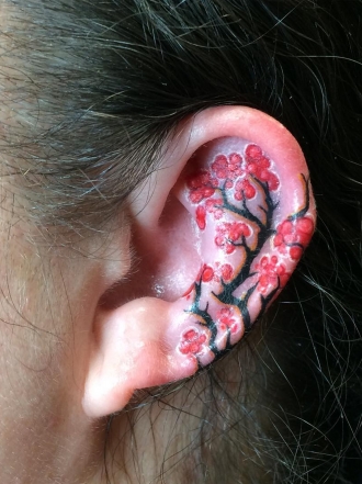 Tatuajes helix, la moda de tatuarse los bordes de las orejas