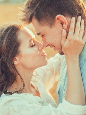 Los signos que te pondrán los pelos de punta con sus besos