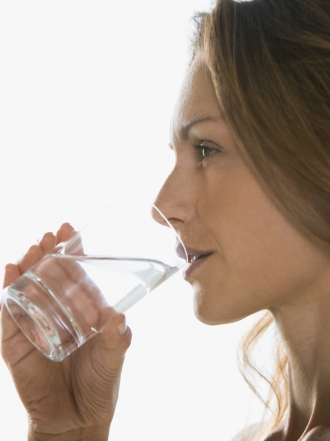 Por qué hay que beber dos litros de agua al día