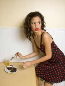 Comer por ansiedad, ¿por qué lo hacemos?
