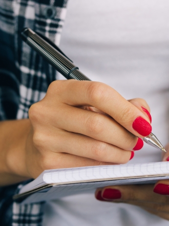 Soñar con escribir un diario: Descubre su significado