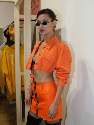Bella Hadid y sus gafas de sol mini