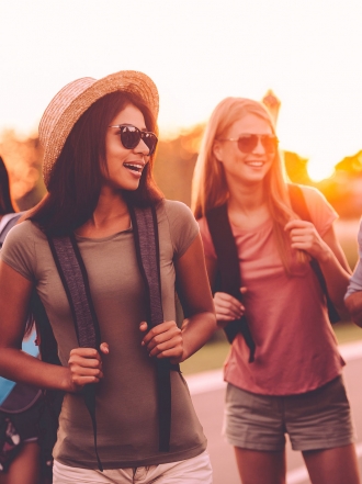 Cómo decirle a tu pareja que no te caen bien sus amigos