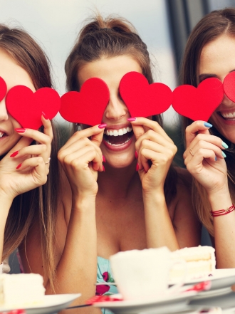 Mis amigas no aguantan a mi novio, ¿qué hago?