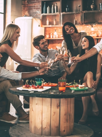 Cómo caerles bien a los amigos de tu chico