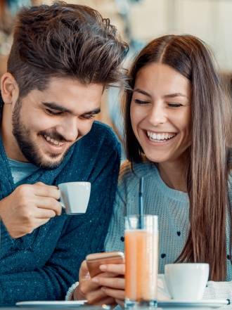 Cuando tu pareja no traga a tus amigos