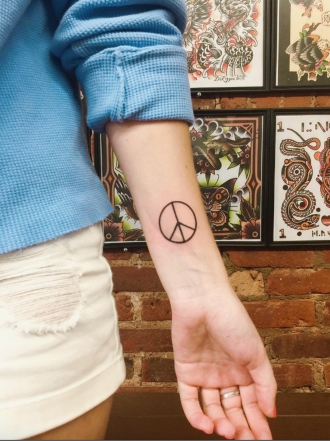 Tatuaje con el símbolo de la paz: 6 maneras de hacérselo